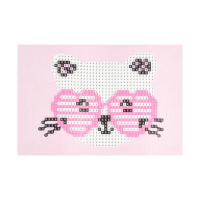 Купить АЛМАЗНАЯ МОЗАИКА STRATEG ПРЕМИУМ КОТЕНОК В ОЧКАХ БЕЗ ПОДРАМНИКА РАЗМЕРОМ 10Х15 СМ (YAB21184)